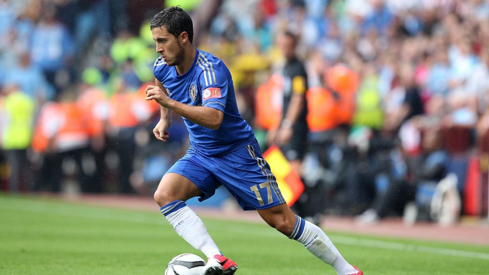 “选手奋力拼搏，武汉马拉松冲刺阶段见证奇迹”